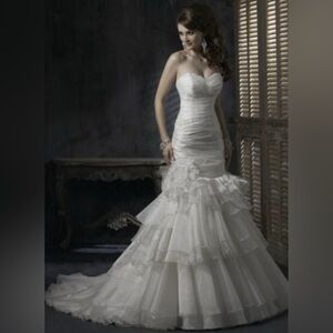 BRAND NEW NEVER WORN Maggie Sottero “Destiny” Wedding Dress Size 4